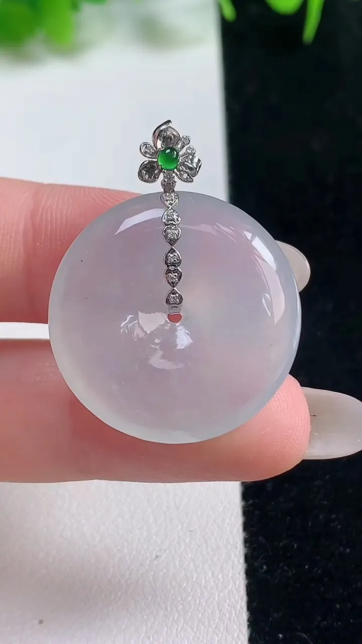 天然A货翡翠种白冰平安扣吊坠，尺寸25-5.5，重量:7.77g
10月17日