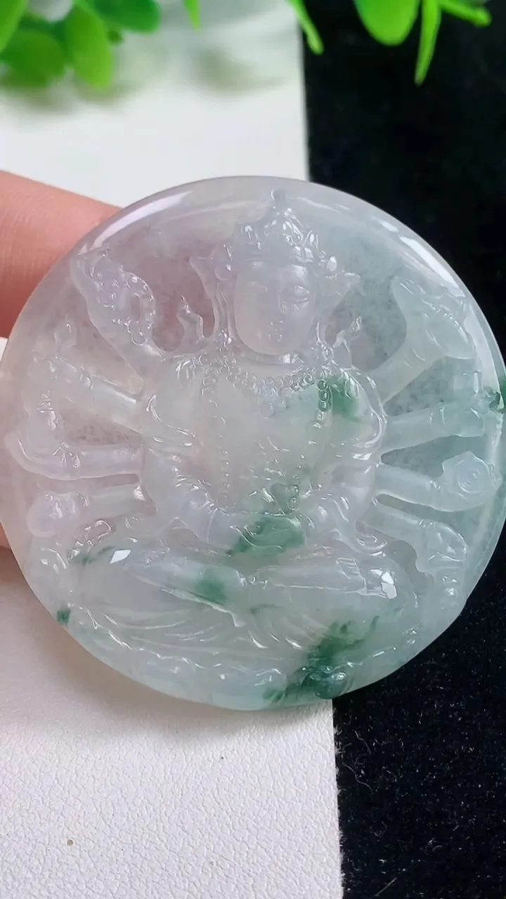 天然A货翡翠冰种飘花千手观音菩萨吊坠，尺寸51.4-6，重量:25.23g
10月17日
