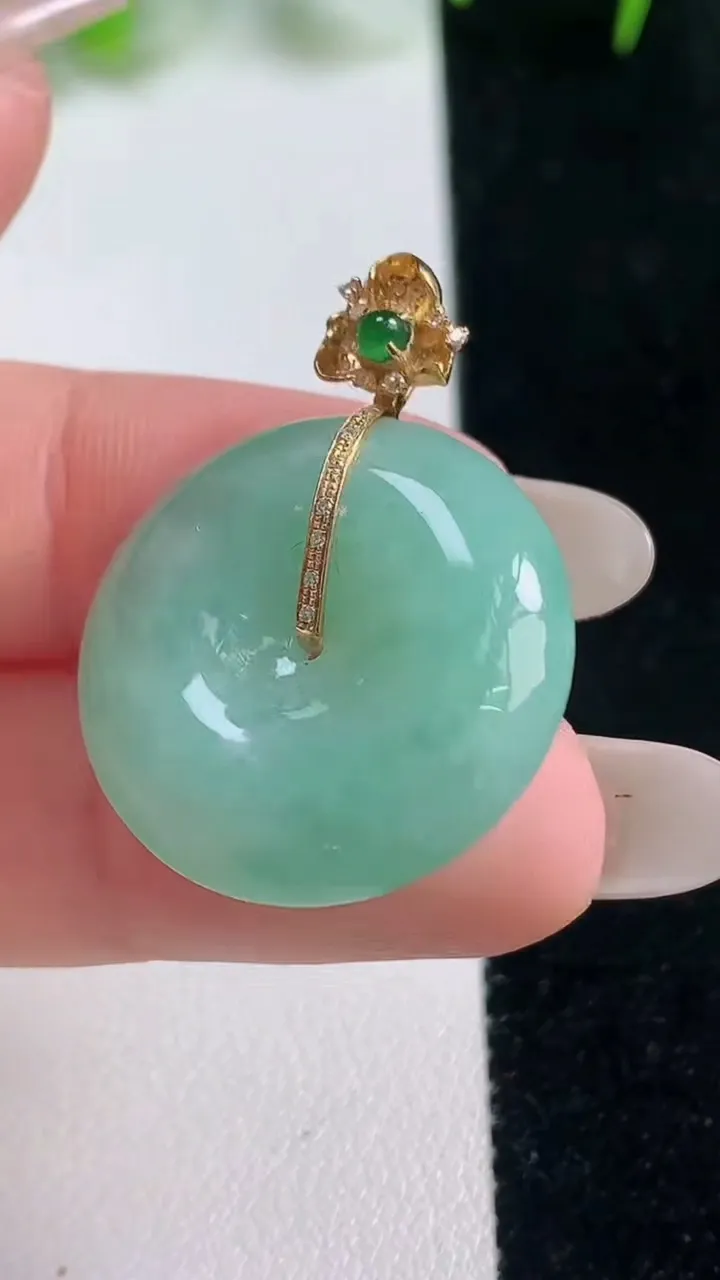 天然A货翡翠平安扣吊坠，尺寸23.3-6.5，重量:8.18g
10月17日