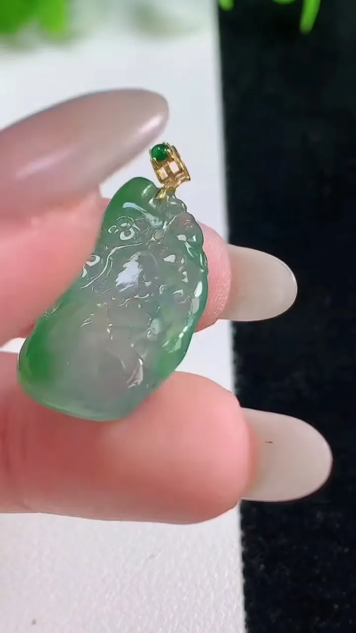 天然A货翡翠梅花吊坠，尺寸24-14-4.4，重量:3.31g
10月17日
