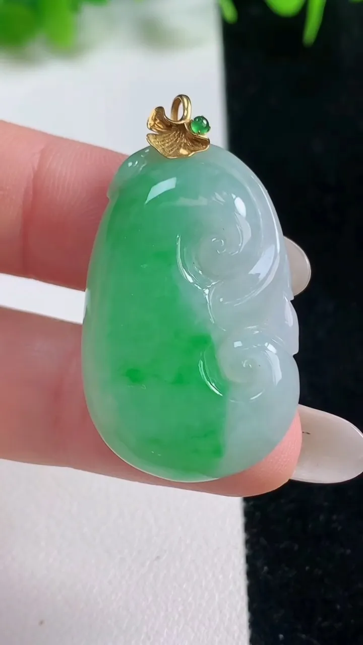 天然A货翡翠如意吊坠，尺寸33.5-21.3-5.3，重量:8.27g
10月17日