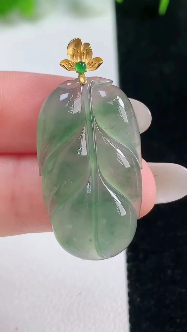 天然A货翡翠金枝玉叶 叶子吊坠，尺寸30.7-17-4.2，重量:4.74g
10月17日