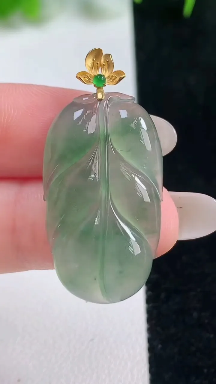 天然A货翡翠金枝玉叶 叶子吊坠，尺寸30.7-17-4.2，重量:4.74g
10月17日