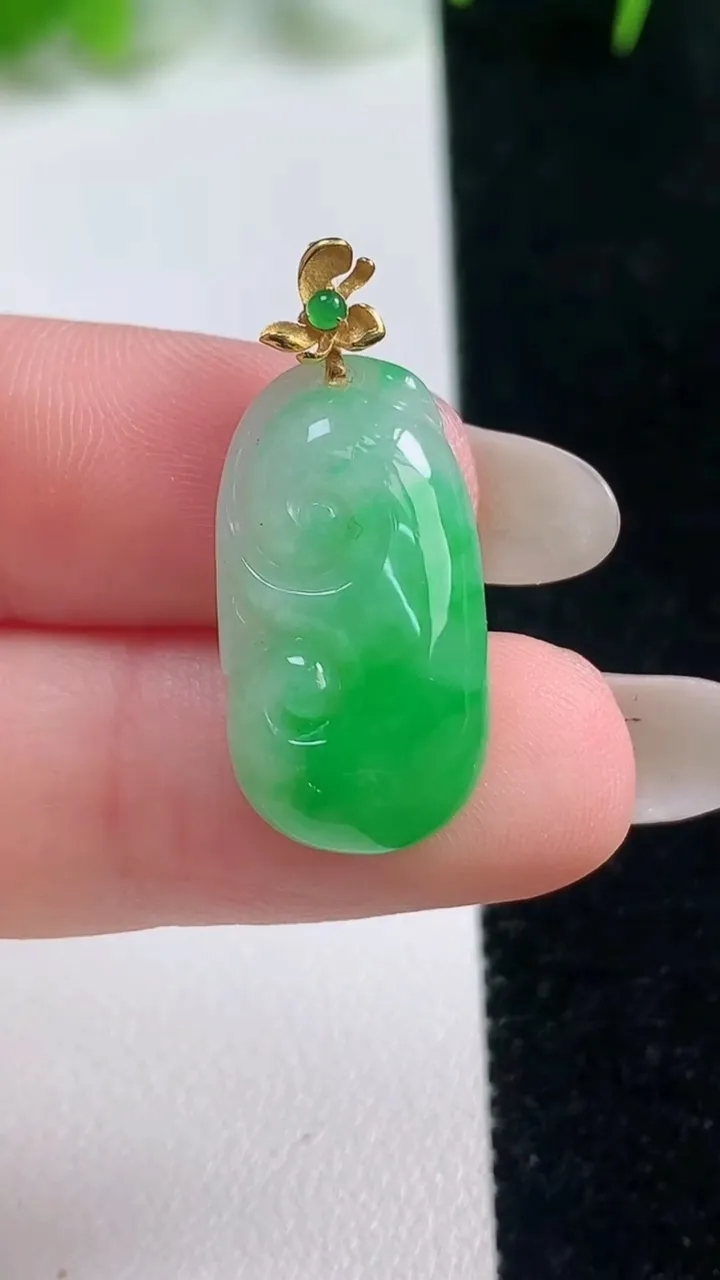 天然A货翡翠如意吊坠，尺寸23.3-12.4-5，重量:2.95g
10月17日