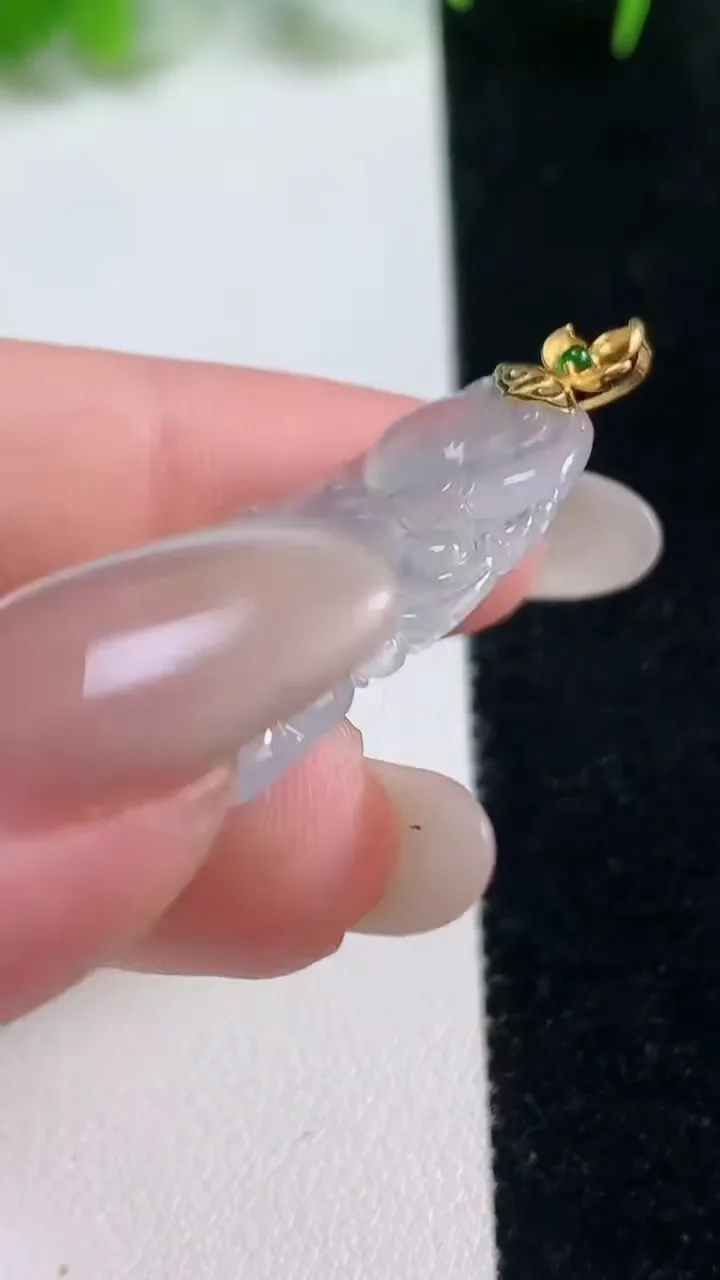 天然A货翡翠种白冰和和美美 荷叶吊坠，尺寸40-22.5-3.6，重量:6.09g
10月17日