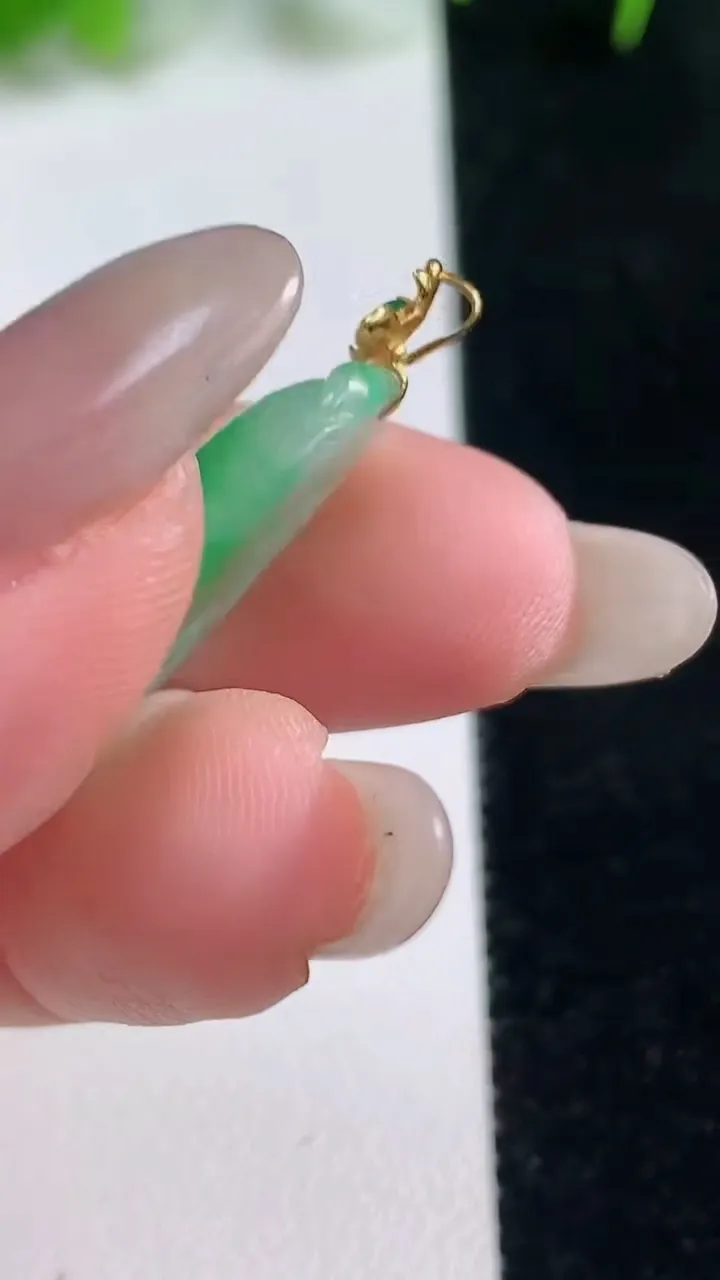 天然A货翡翠如意吊坠，尺寸23.3-12.4-5，重量:2.95g
10月17日