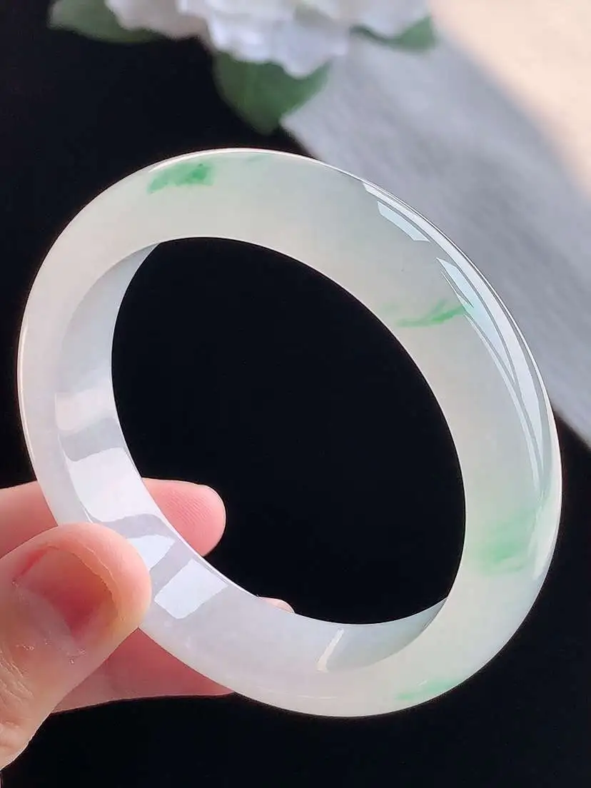 a货翡翠老坑冰种飘绿正装正圈手镯52-53小圈口  尺寸52.5×12.5×7.7mm 重量52.1