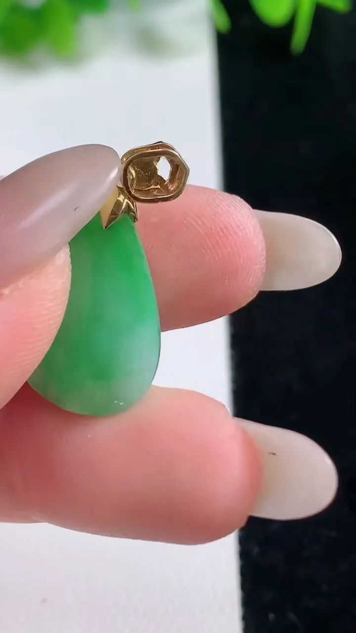天然A货翡翠水滴吊坠，尺寸18-13-7.8，重量:3.41g
10月17日
