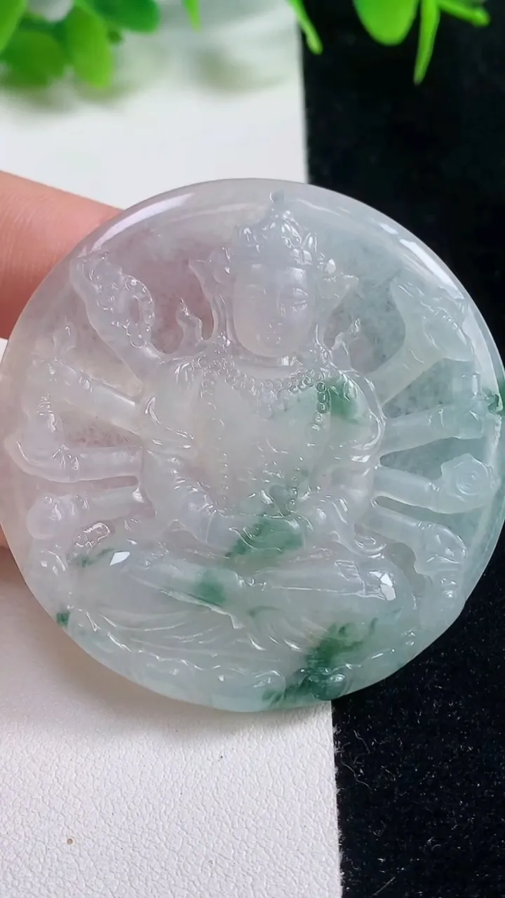 天然A货翡翠冰种飘花千手观音菩萨吊坠，尺寸51.4-6，重量:25.23g
10月17日