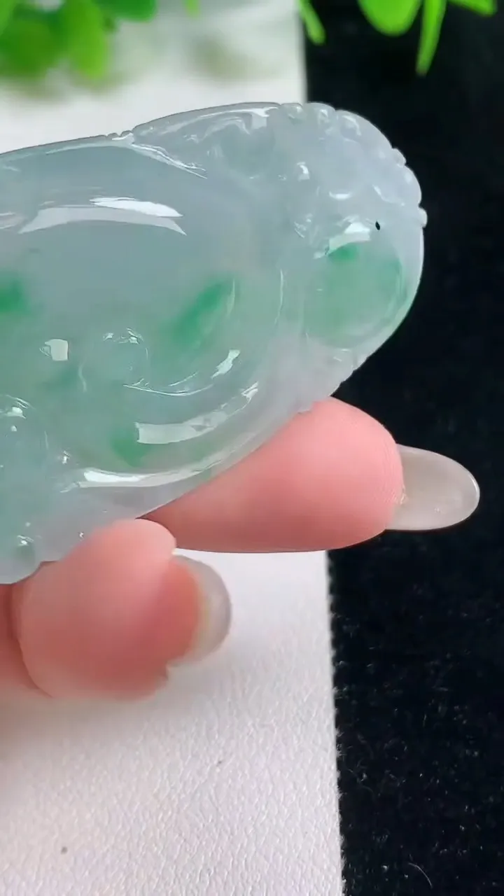 天然A货翡翠如意吊坠，尺寸57.4-30.4-5.6，重量:19.34g
10月17日