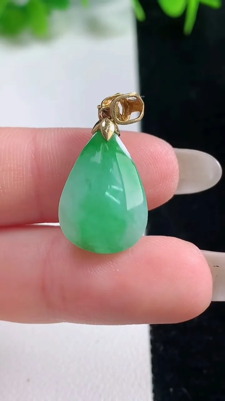 天然A货翡翠水滴吊坠，尺寸18-13-7.8，重量:3.41g
10月17日