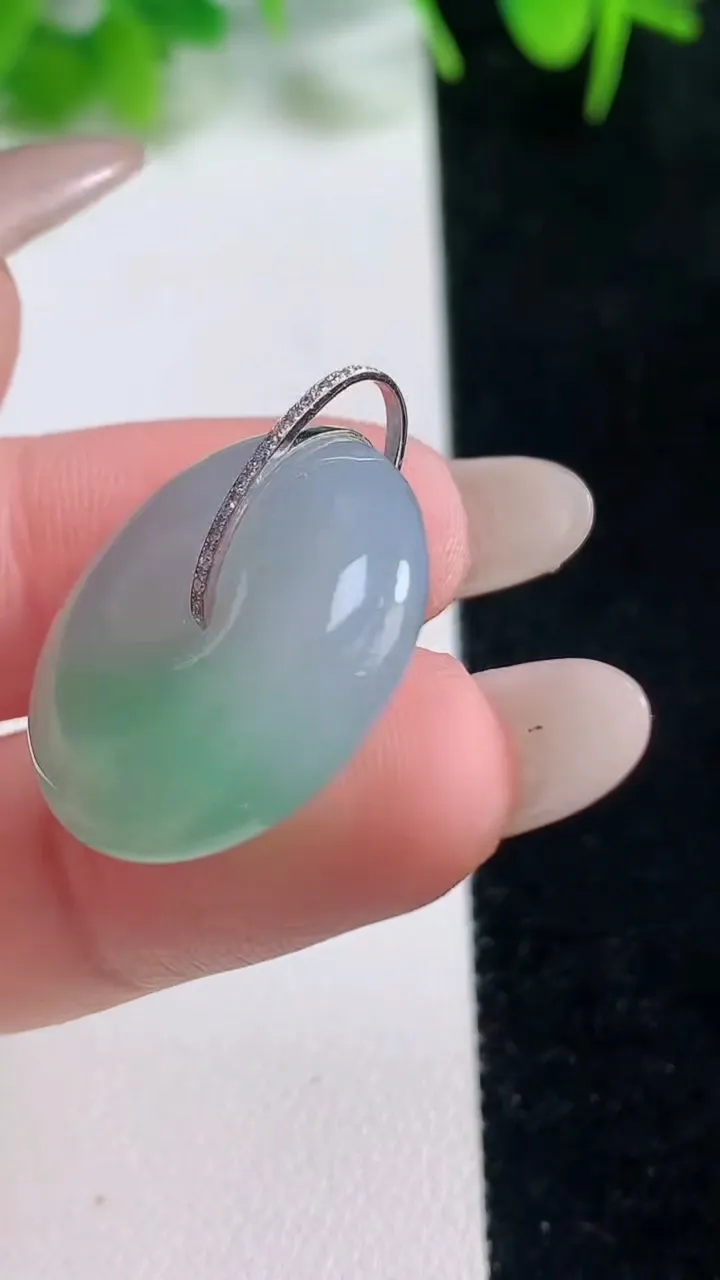 天然A货翡翠平安扣吊坠，尺寸23-6.5，重量:7.67g
10月17日
