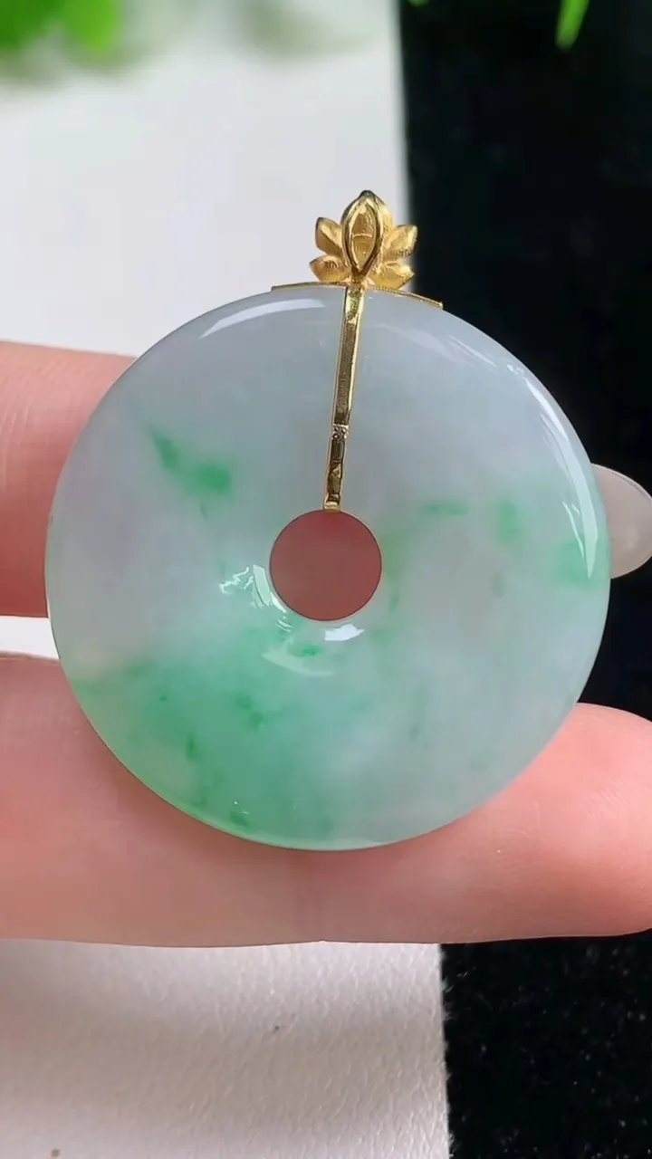 天然A货翡翠平安环吊坠，尺寸31-3.8，重量:8.60g
10月17日