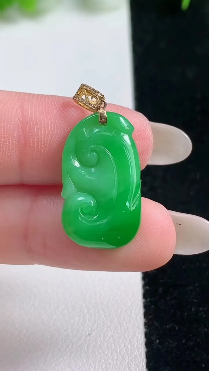天然A货翡翠如意吊坠，尺寸21.8-12.7-4.6，重量:2.51g
10月17日