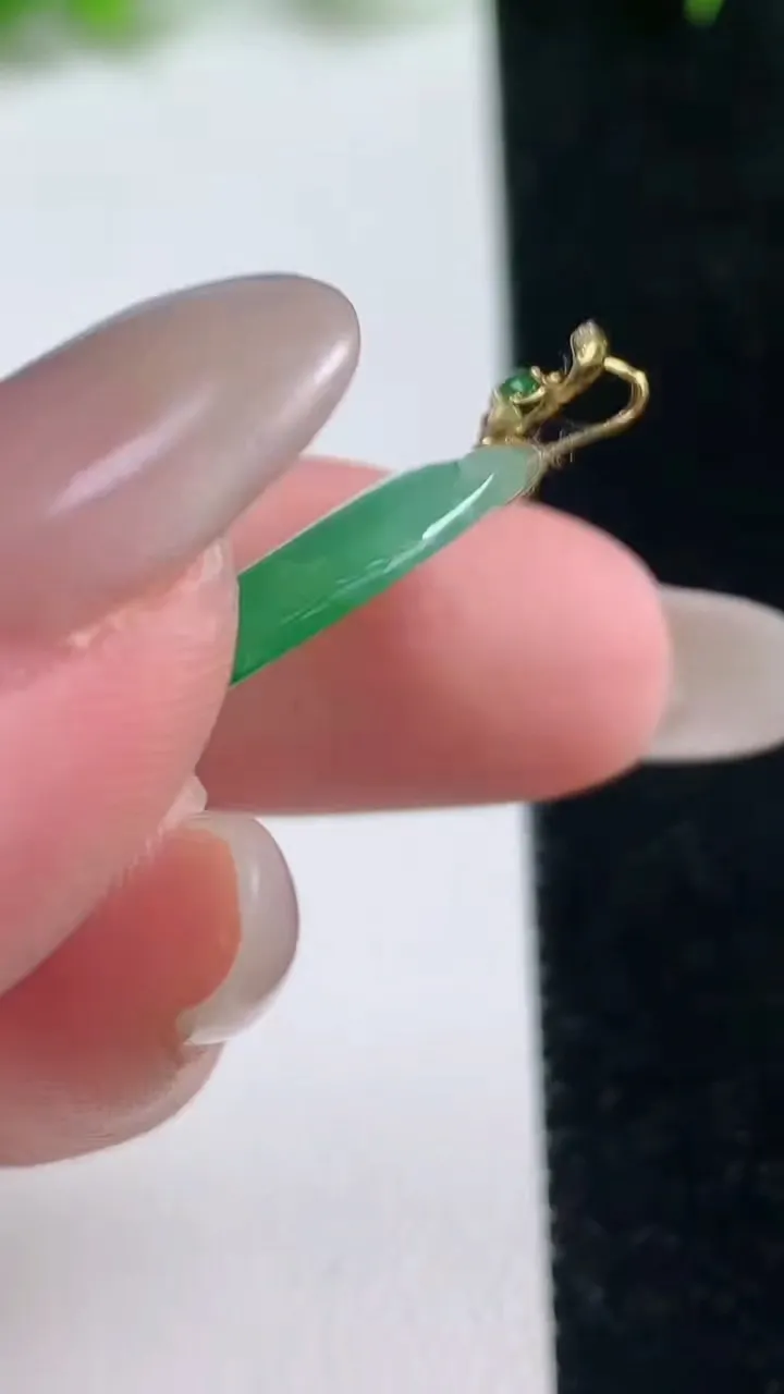 天然A货翡翠如意吊坠，尺寸28.8-18.7-3.2，重量:4.15g
10月17日