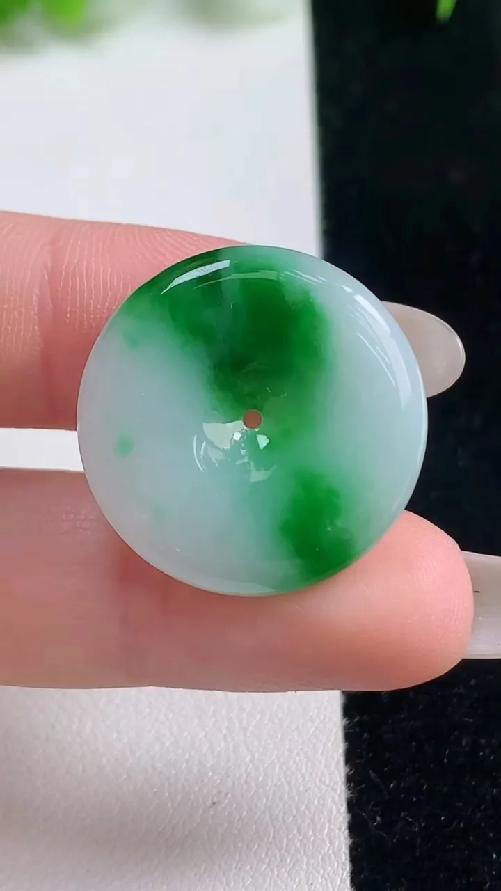 天然A货翡翠平安扣吊坠，尺寸23.8-4.4，重量:5.42g
10月17日