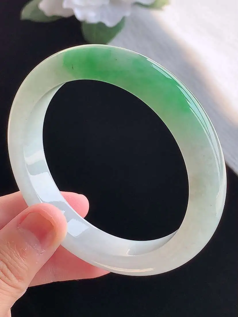 a货翡翠老坑冰种飘绿正装正圈手镯57-58圈口  尺寸57.8×11.6×8.5mm 重量60.96