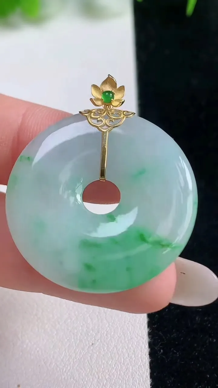 天然A货翡翠平安环吊坠，尺寸31-3.8，重量:8.60g
10月17日