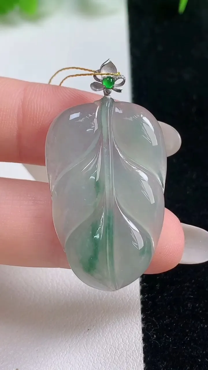 天然A货翡翠种飘花金枝玉叶 叶子吊坠，尺寸33.7-21.7-3.7，重量:5.89g
10月17日