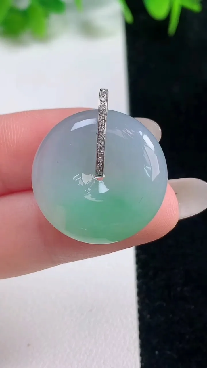 天然A货翡翠平安扣吊坠，尺寸23-6.5，重量:7.67g
10月17日