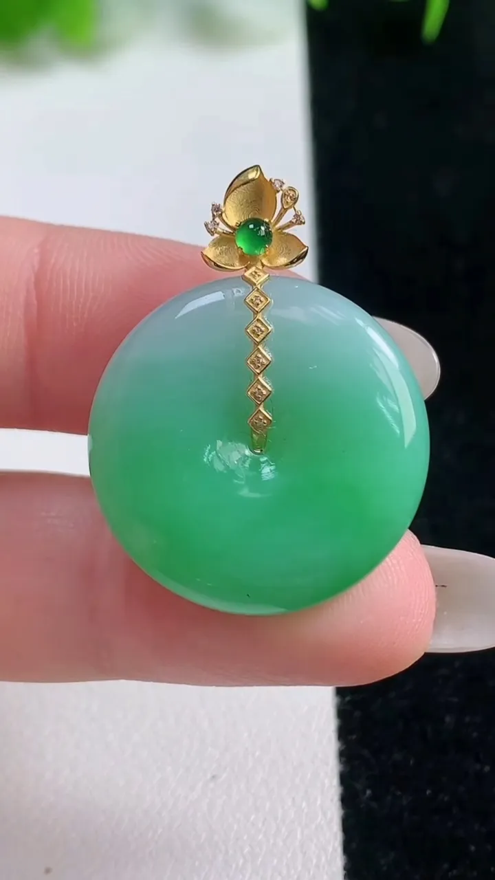 天然A货翡翠平安扣吊坠，尺寸23.3-5.8，重量:7.66g
10月17日