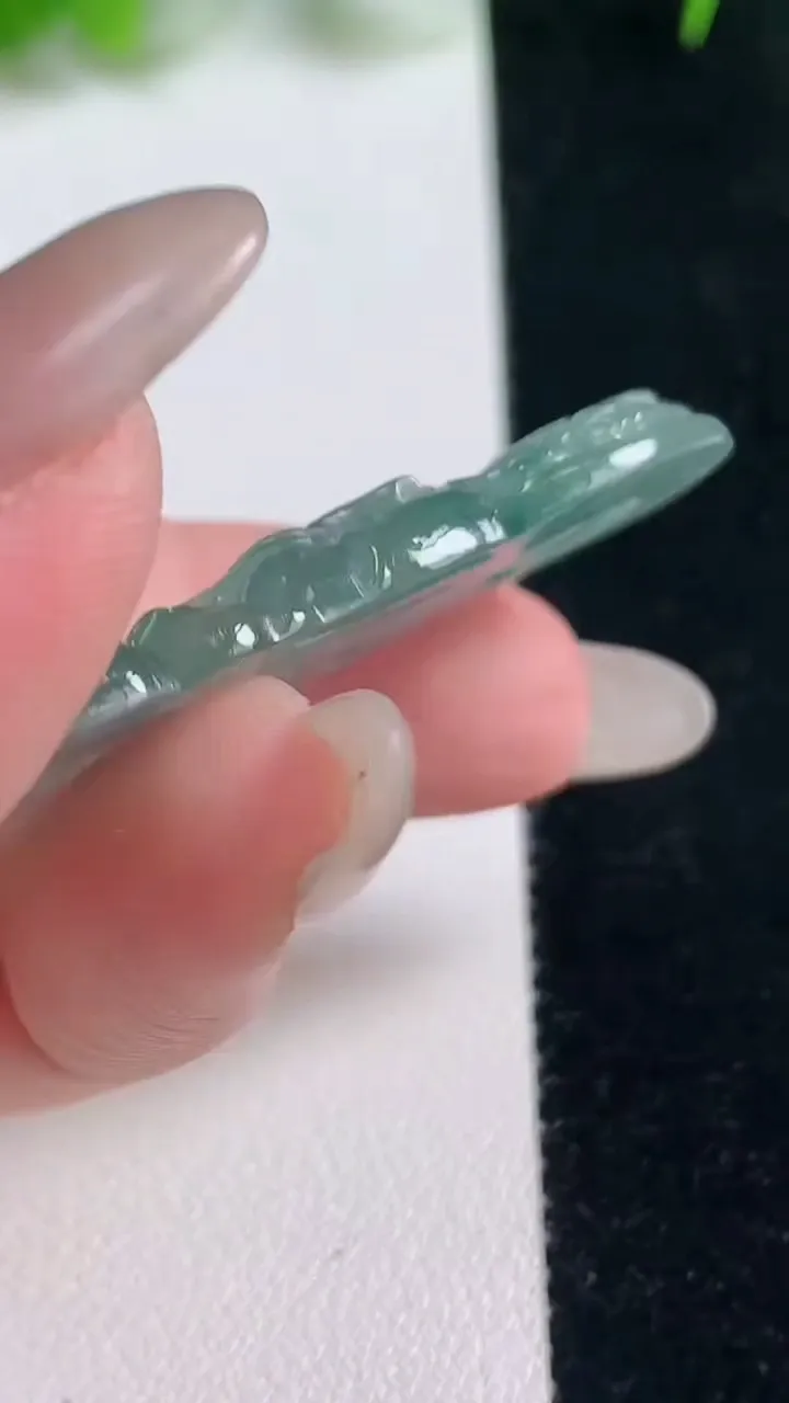 天然A货翡翠冰种飘花虚空藏菩萨吊坠，尺寸46.4-24-4.2，重量:9.96g
10月17日