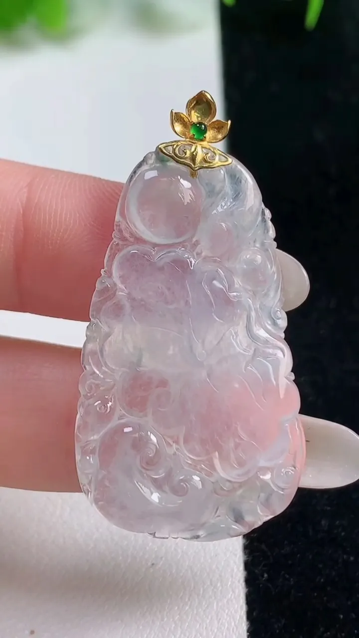 天然A货翡翠种白冰和和美美 荷叶吊坠，尺寸40-22.5-3.6，重量:6.09g
10月17日