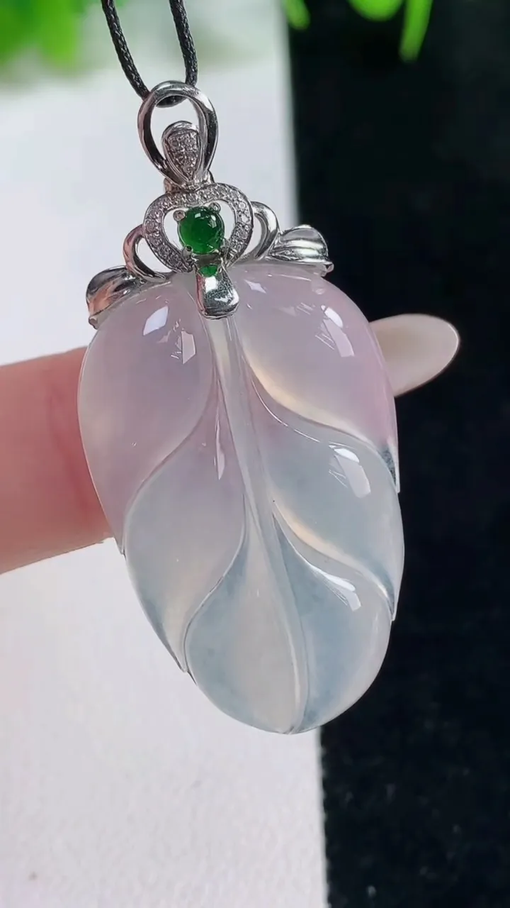 天然A货翡翠种白冰金枝玉叶 叶子吊坠，尺寸43.5-31-19.5-4.3，重量:6.73g
10月