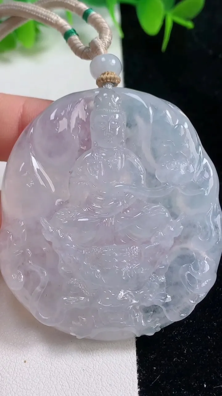 天然A货翡翠种白冰御龙大势至观音菩萨吊坠，尺寸56.6-50-7.7，重量:47.80g
10月18日