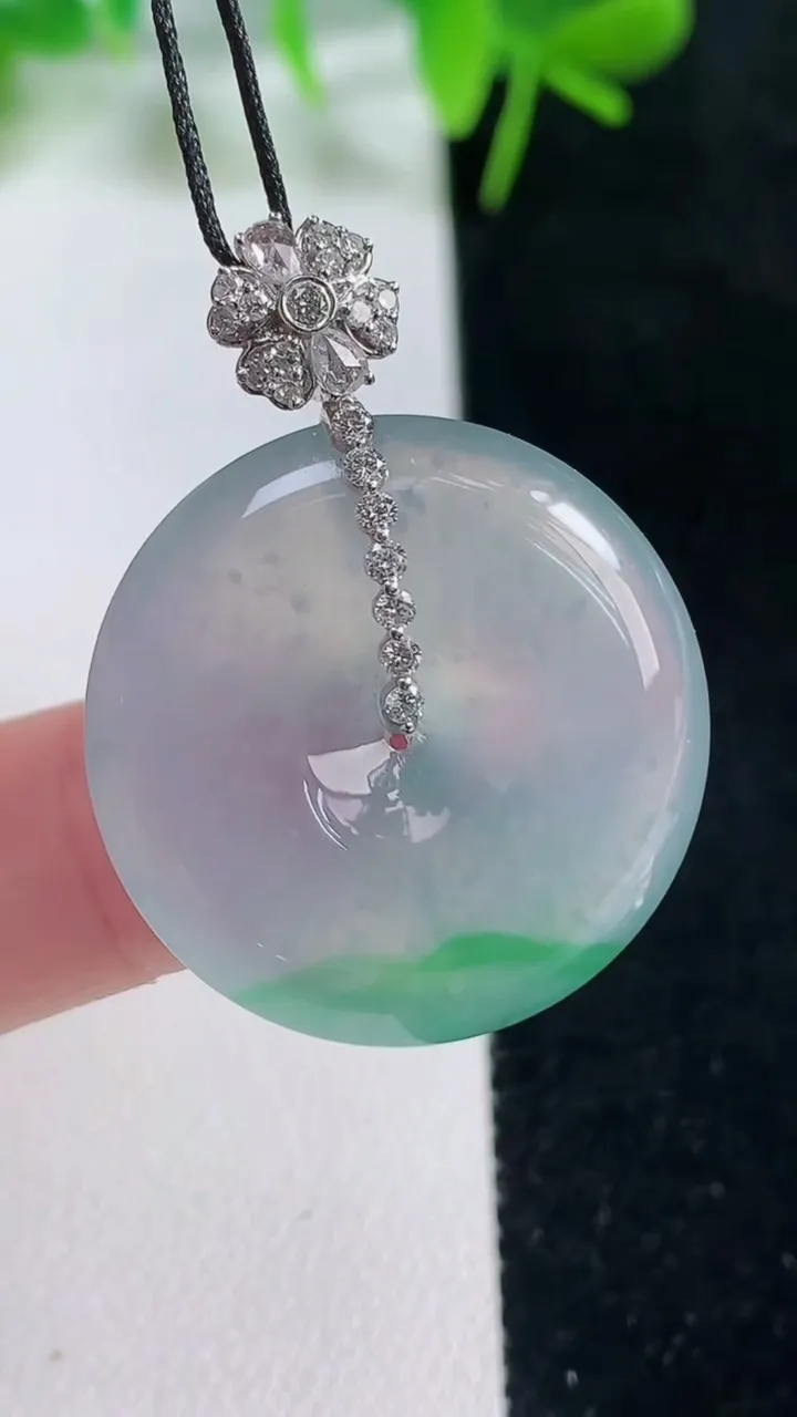 天然A货翡翠平安扣吊坠，尺寸26-5.3，重量:8.97g
10月18日