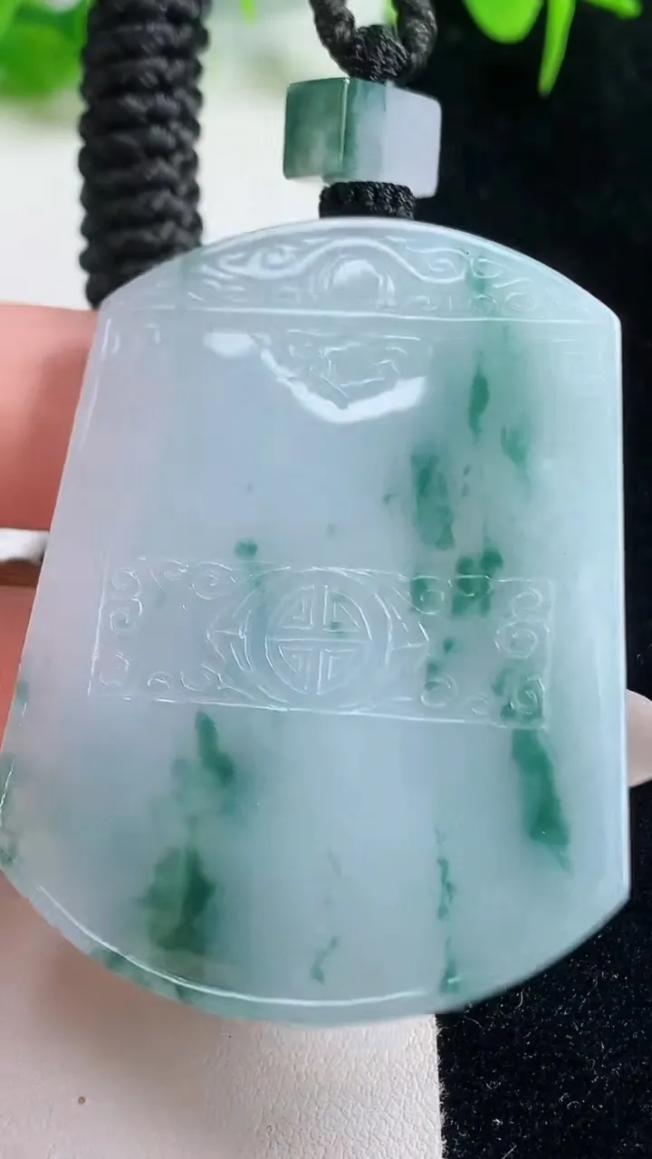 天然A货翡翠种飘花仿古无事牌吊坠，尺寸54-40.3-6.3，重量:41.77g
10月18日