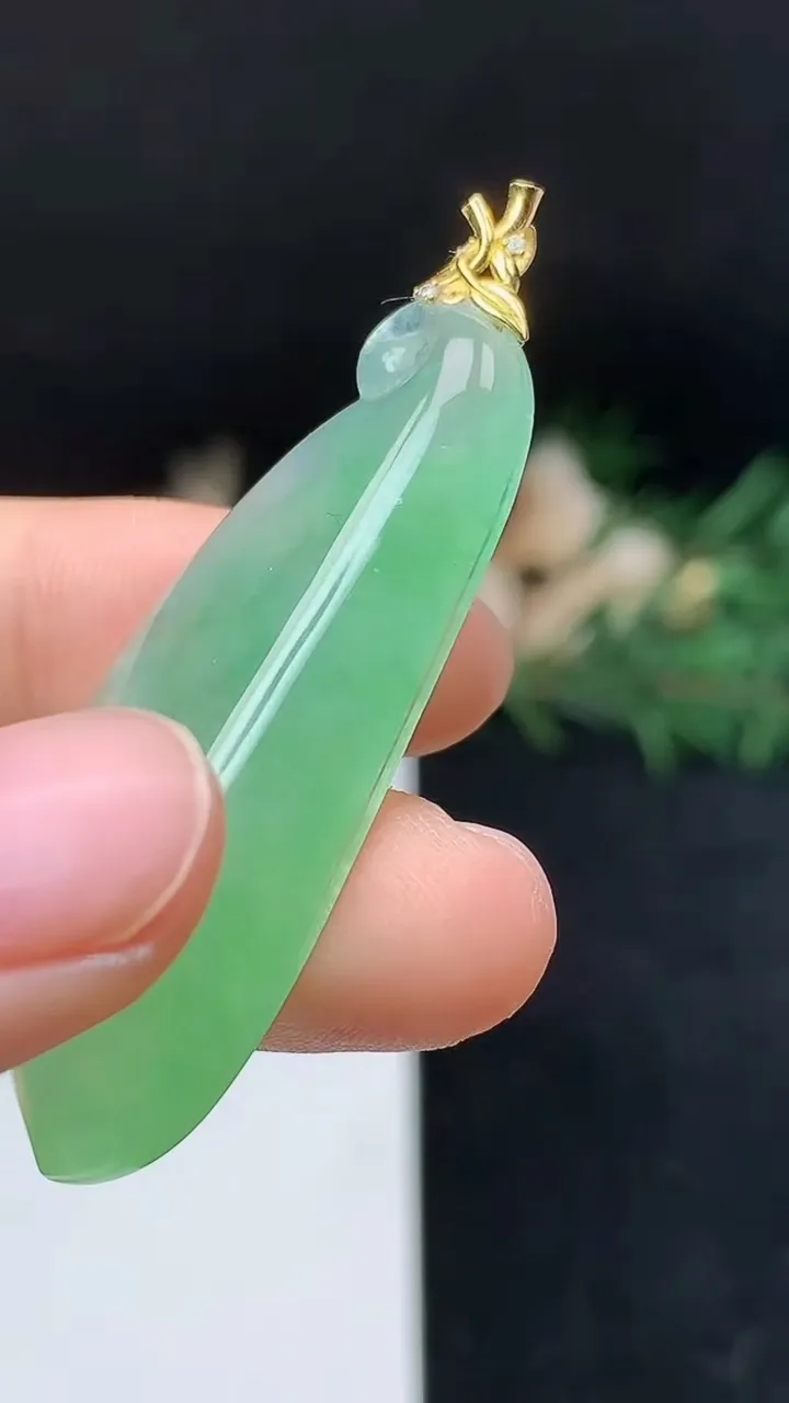 天然A货翡翠福瓜吊坠，尺寸43.8-17.9-8.6，重量:11.15g
10月18日