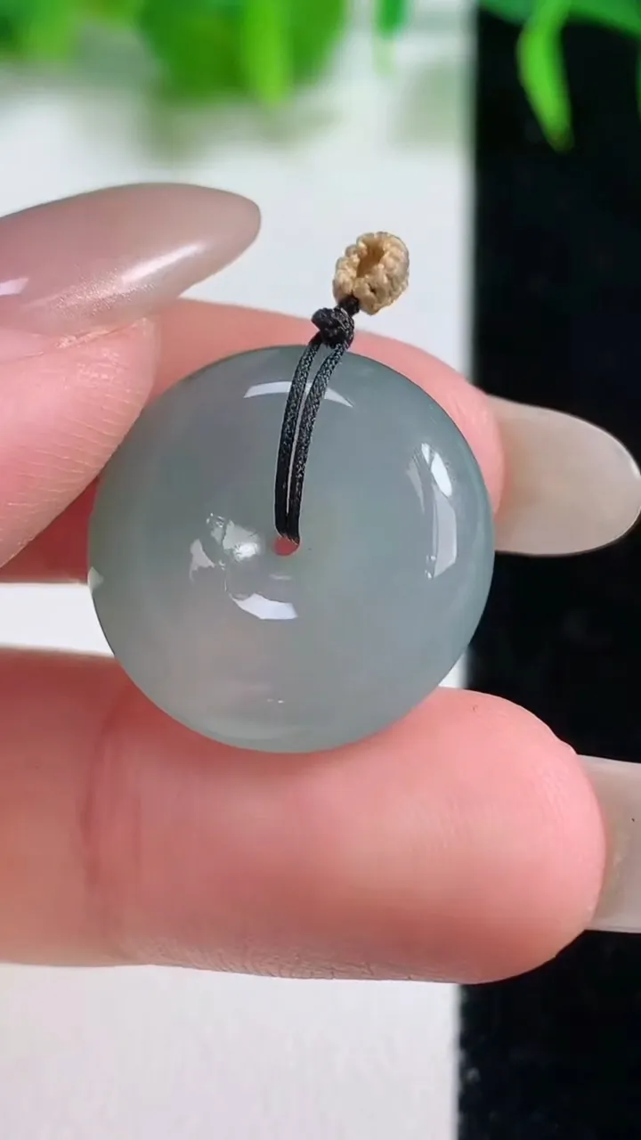 天然A货翡翠平安扣吊坠，尺寸18.8-6.7，重量:4.90g
10月18日