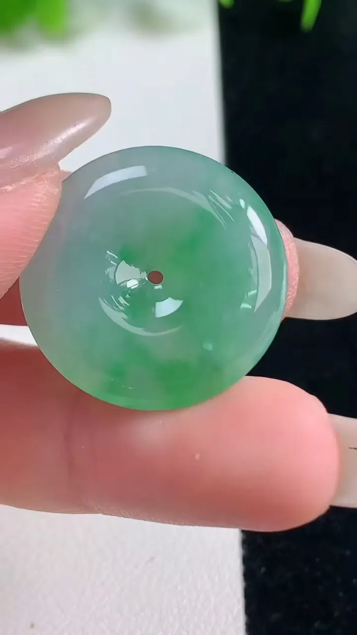 天然A货翡翠平安扣吊坠，尺寸24-5.2，重量:6.37g
10月18日