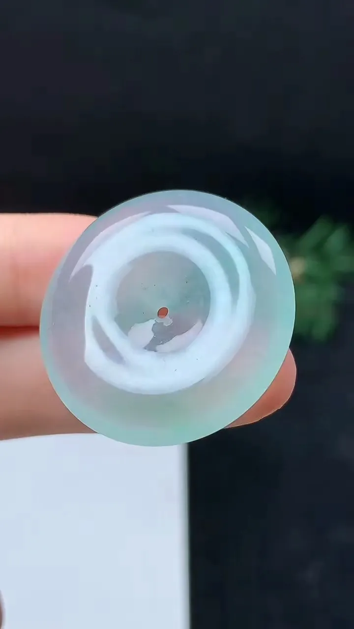 天然A货翡翠平安扣吊坠，尺寸29.5-5.7，重量:10.20g
10月18日