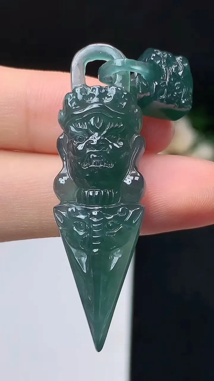 天然A货翡翠蓝水降魔杵吊坠，尺寸47.4-14.4-5.9，重量:8.39g
10月18日