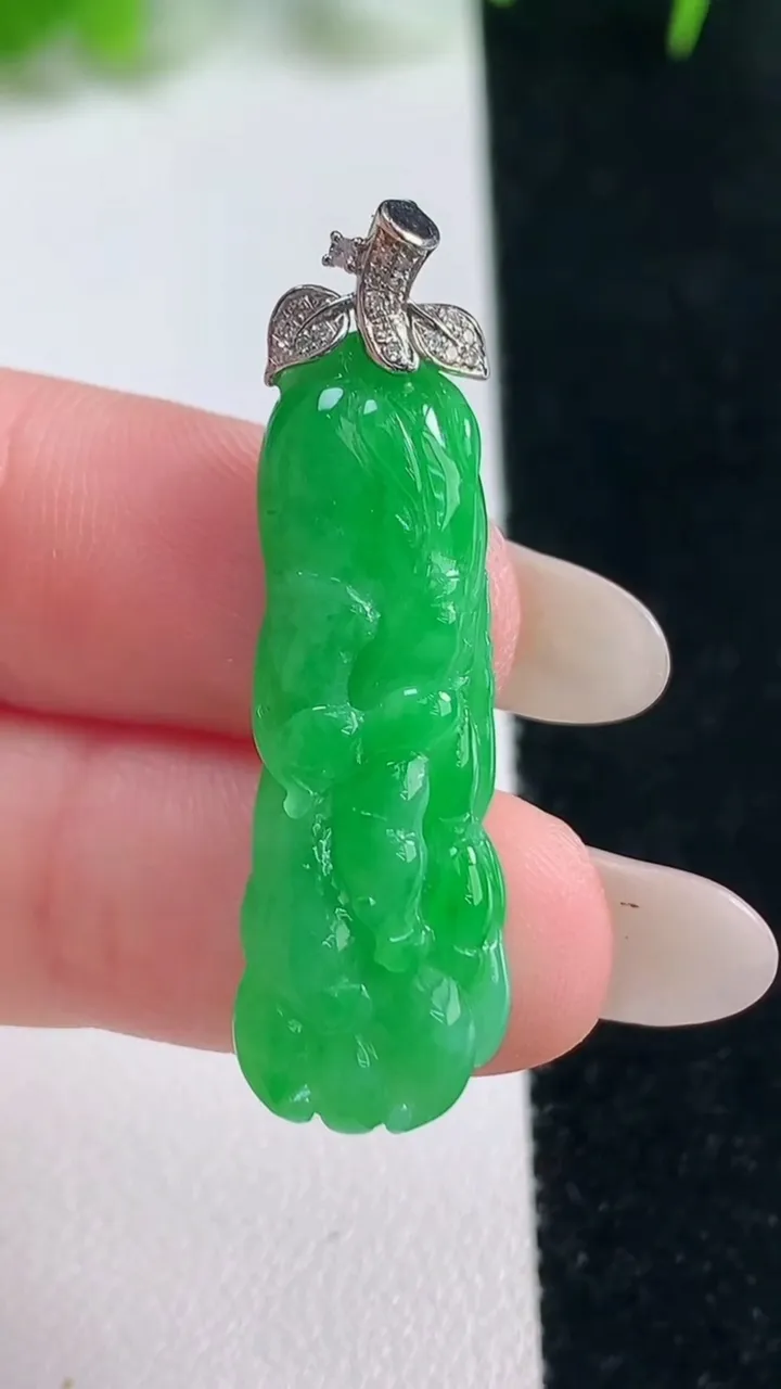 天然A货翡翠白菜吊坠，尺寸33-10-5，重量:4.21g
10月18日