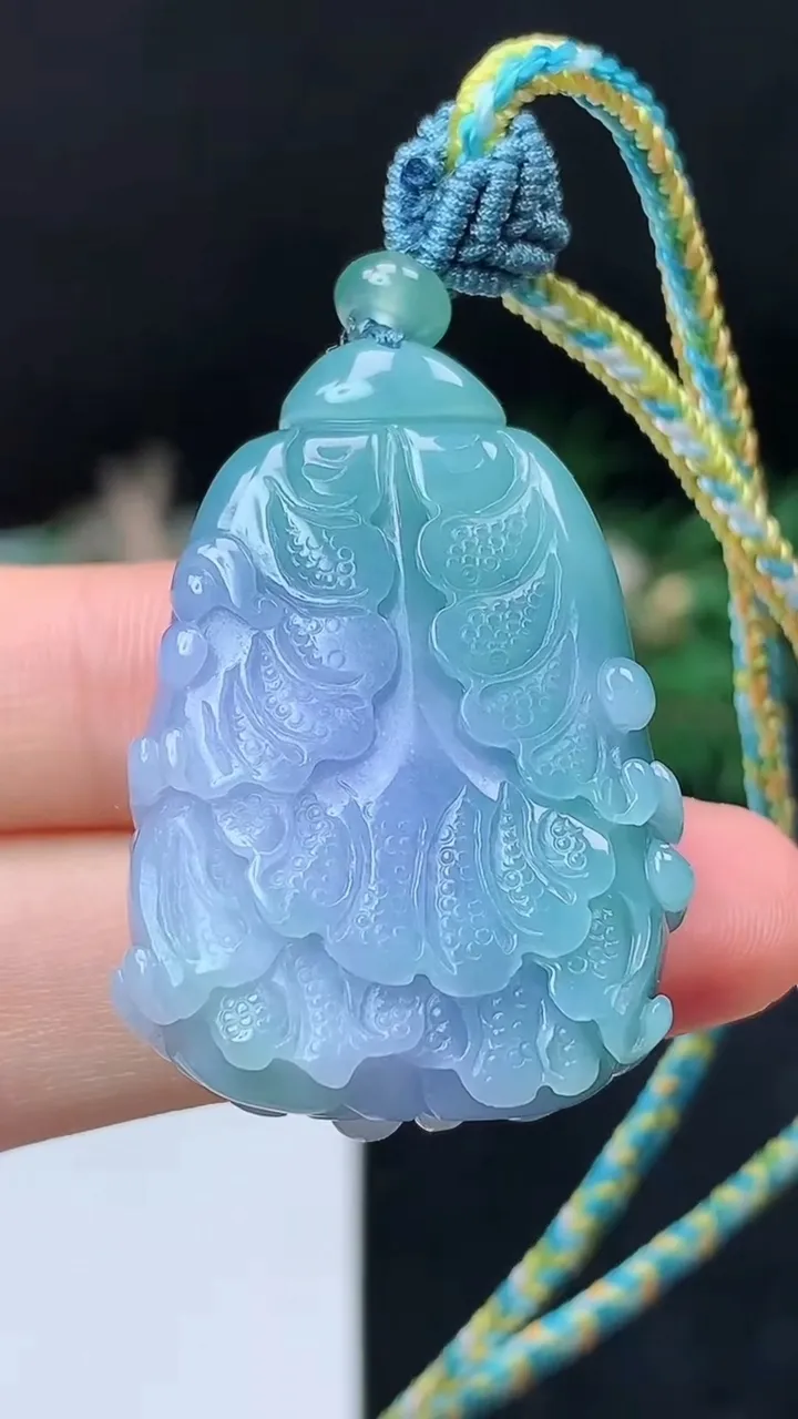 天然A货翡翠春带彩 紫罗兰白菜吊坠，尺寸36.6-25.7-11.8，重量:27.00g
10月18日