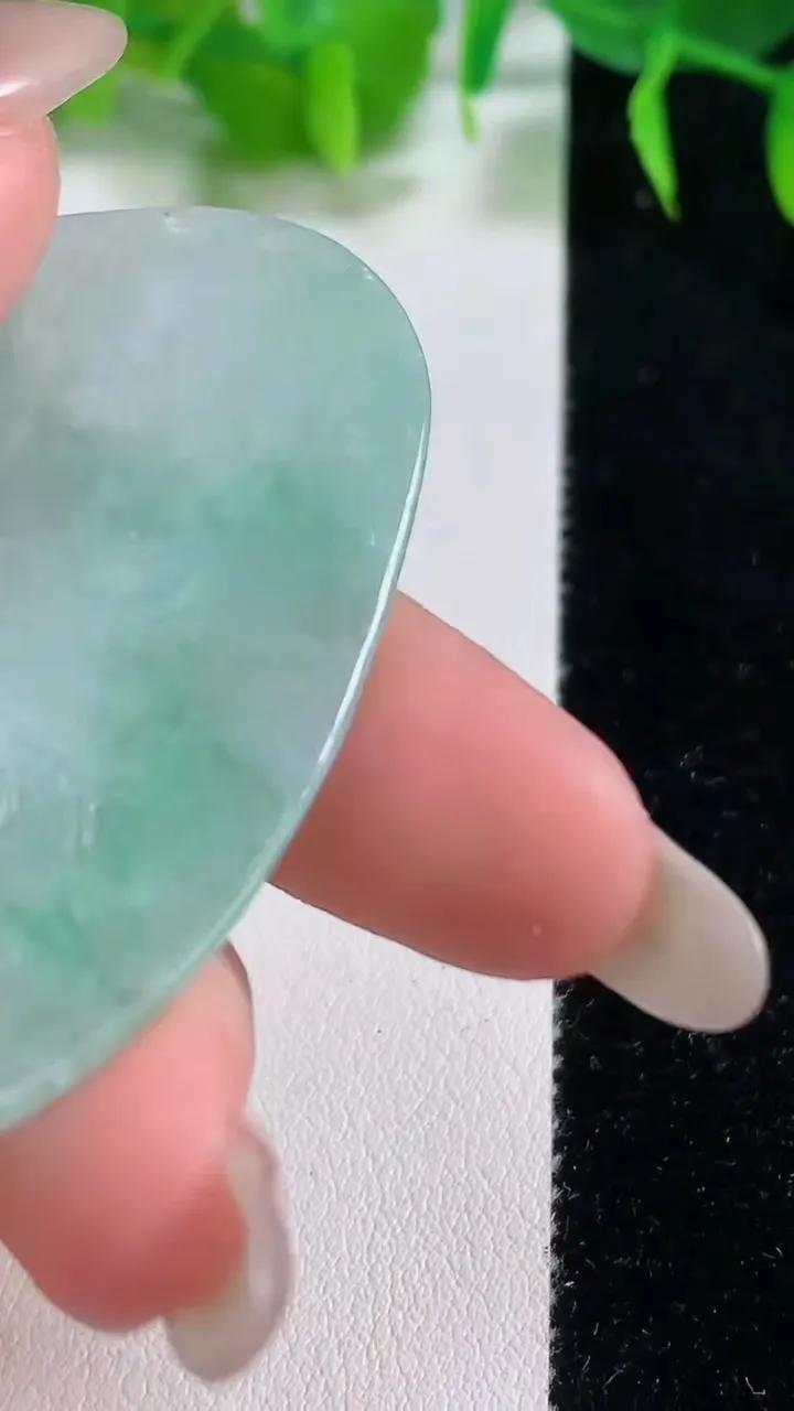 天然A货翡翠山水牌吊坠，尺寸57.5-40.2-4.8，重量:22.85g
10月18日