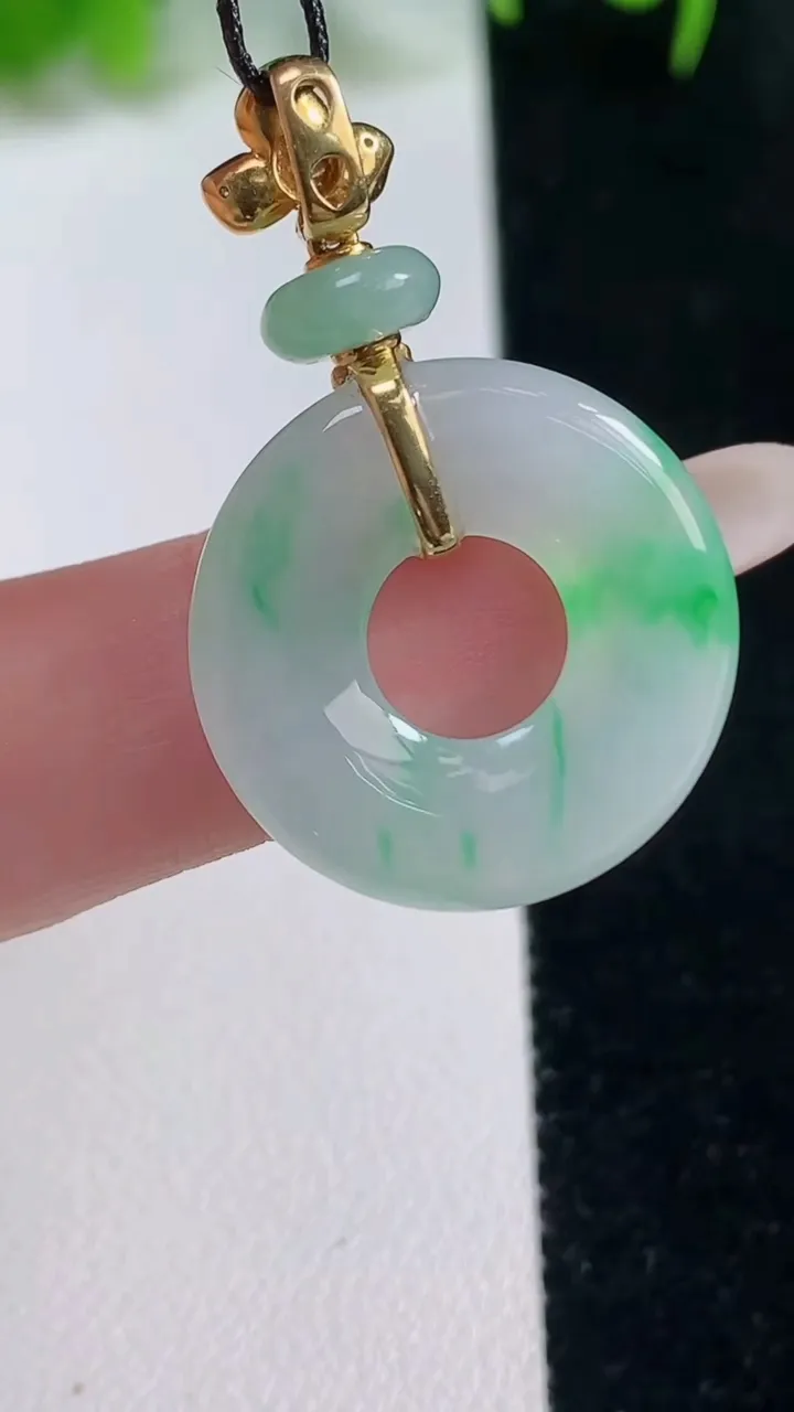 天然A货翡翠平安环 甜甜圈吊坠，尺寸22-3.7，重量:4.64g
10月18日
