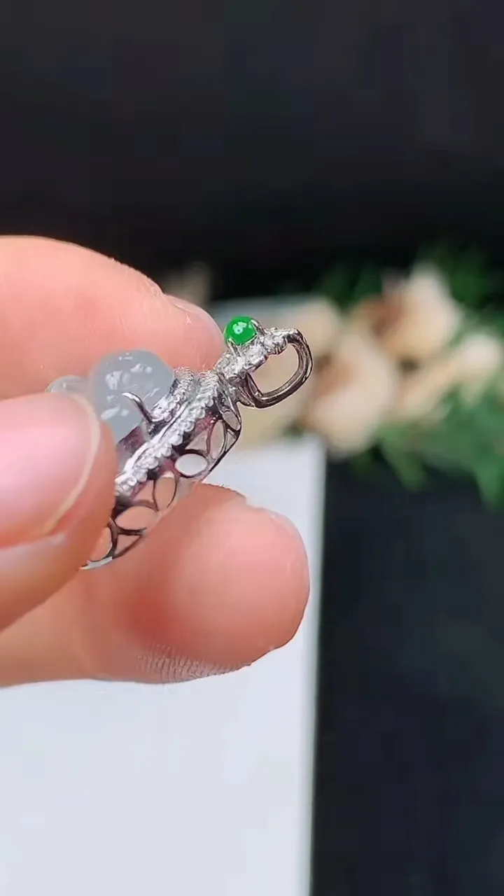 天然A货翡翠白冰佛公吊坠，尺寸22.6-21-8.6，裸石11.4-18.6，重量:3.00g
10月18日