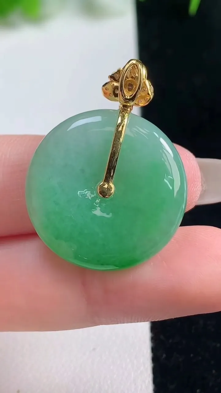 天然A货翡翠平安扣吊坠，尺寸23.7-5.6，重量:8.29g
10月18日