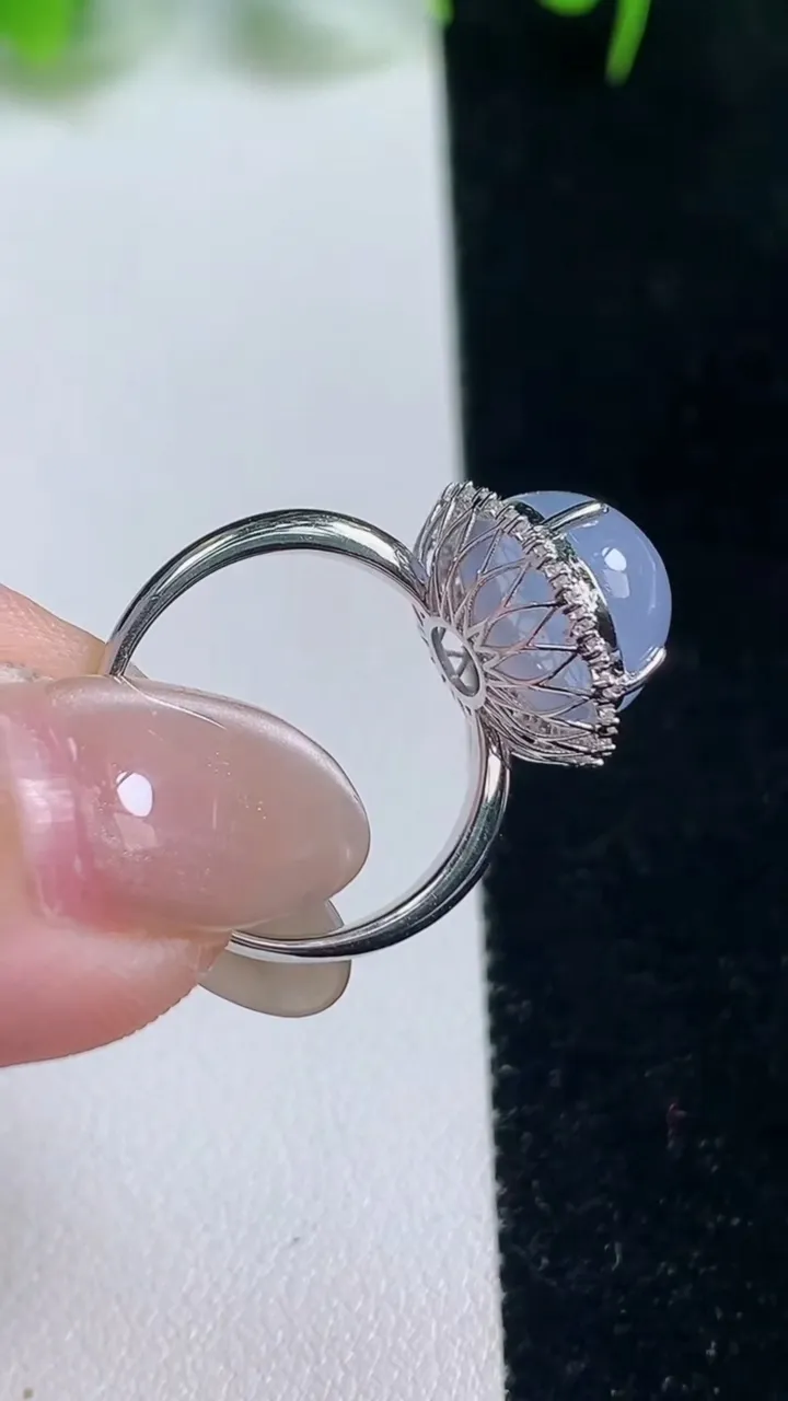 天然A货翡翠种紫罗兰蛋面戒指，尺寸17.2-12-10.4-10.5，重量:4.00g2025年10月18日
工厂直销收藏佳品,种好水足，色泽均匀，有种有色，上手高大气！