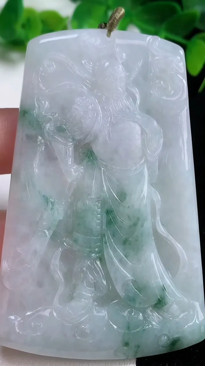 天然A货翡翠冰种飘花关公吊坠，尺寸64.4-48.2-5，重量:40.60g
10月19日