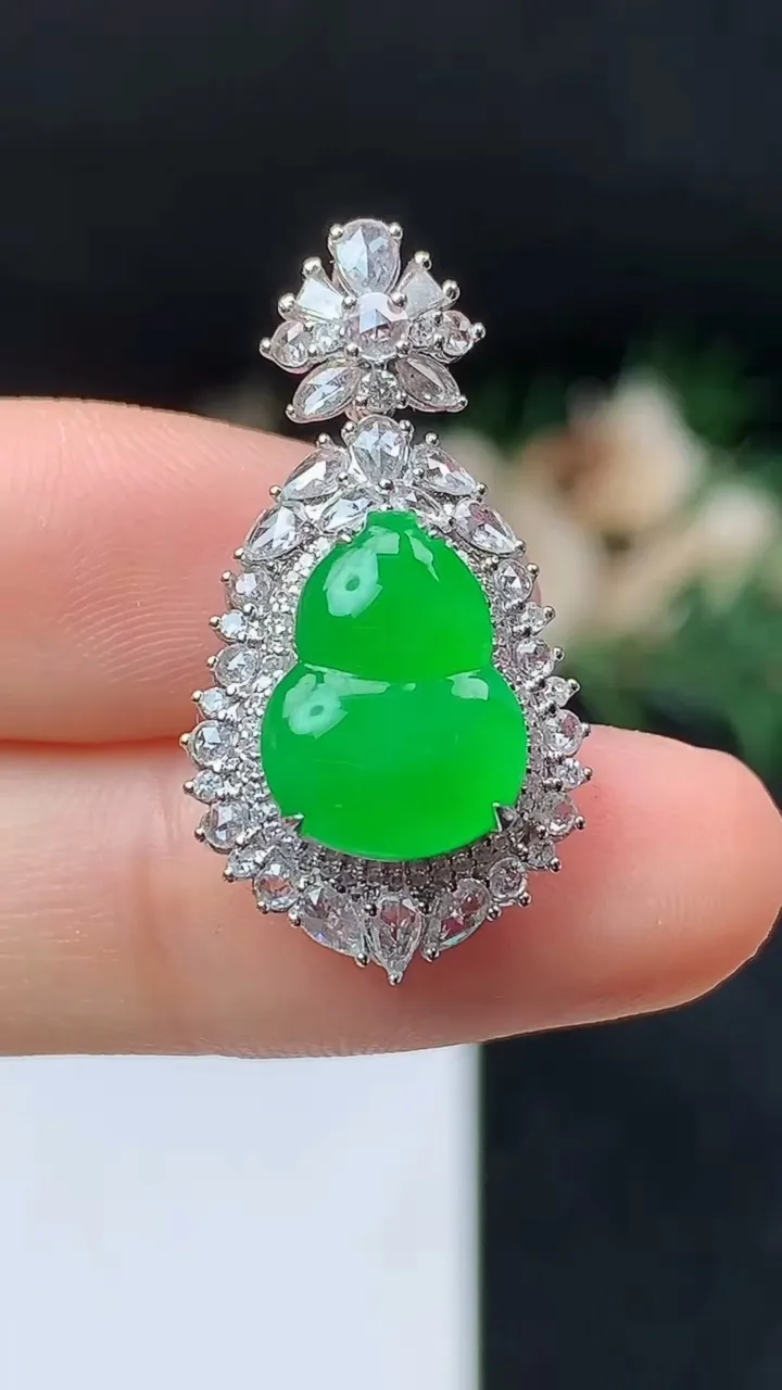 天然A货翡翠葫芦吊坠，尺寸28.2-15.3-10.6，裸石12.7-9.6，重量:4.00g
10