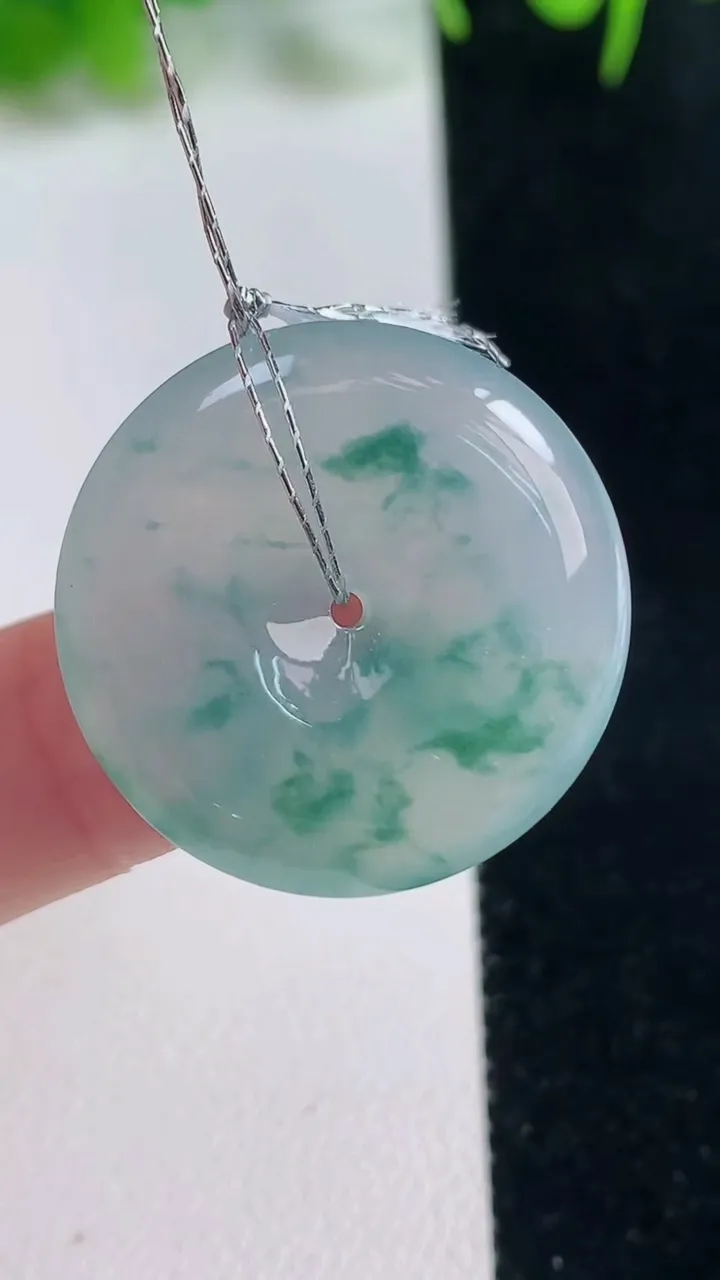 天然A货翡翠冰种飘花平安扣吊坠，尺寸25.6-5.2，重量:7.49g
10月18日