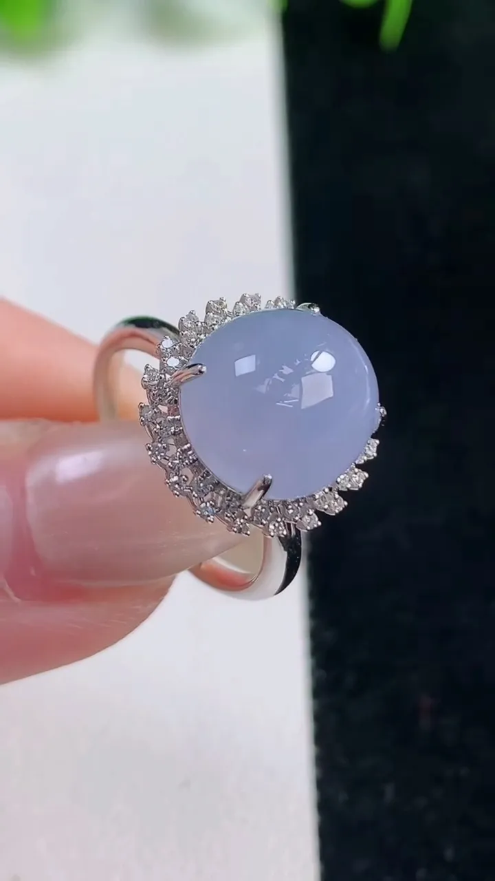 天然A货翡翠种紫罗兰蛋面戒指，尺寸17.2-12-10.4-10.5，重量:4.00g2025年10月18日
工厂直销收藏佳品,种好水足，色泽均匀，有种有色，上手高大气！