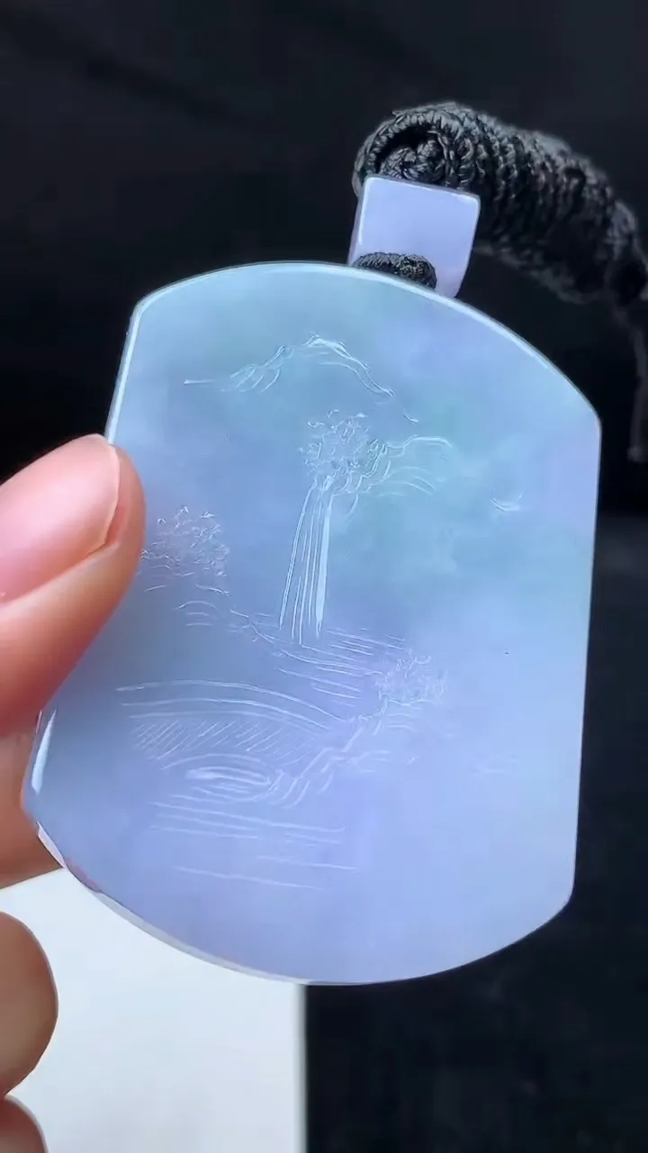 天然A货翡翠春带彩 紫罗兰山水牌吊坠，尺寸57.3-41.6-6.3，重量:45.95g
10月18日