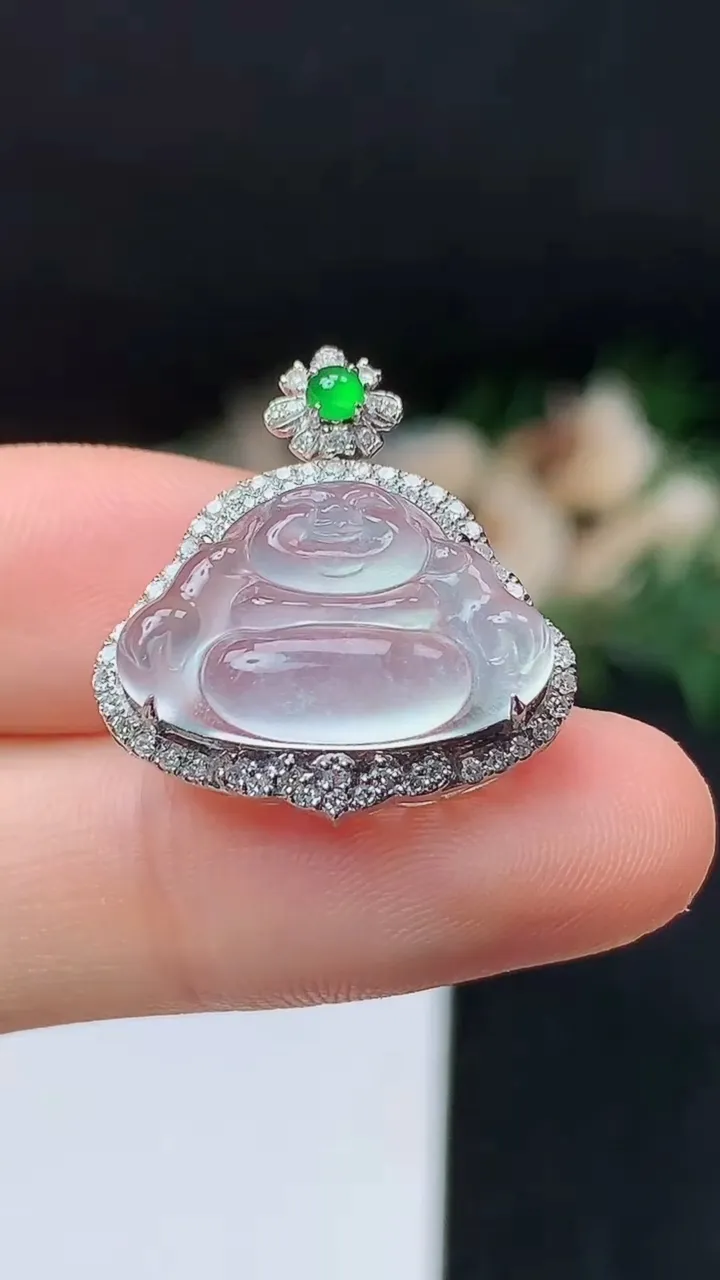 天然A货翡翠白冰佛公吊坠，尺寸22.6-21-8.6，裸石11.4-18.6，重量:3.00g
10