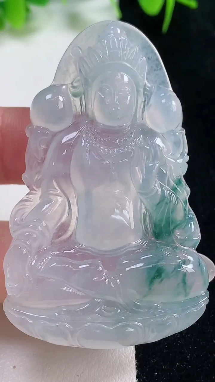 天然A货翡翠种飘花度母观音菩萨吊坠，尺寸61.8-38.5-6，重量:22.73g
10月18日